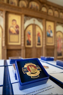 Митрополит Игнатий наградил сотрудниц Саратовского епархиального управления и СПДС юбилейными знаками