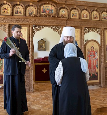 Митрополит Игнатий наградил сотрудниц Саратовского епархиального управления и СПДС юбилейными знаками