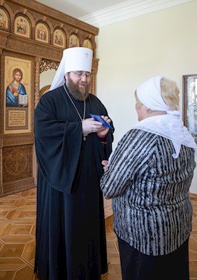 Митрополит Игнатий наградил сотрудниц Саратовского епархиального управления и СПДС юбилейными знаками
