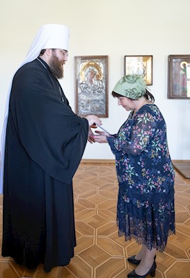 Митрополит Игнатий наградил сотрудниц Саратовского епархиального управления и СПДС юбилейными знаками