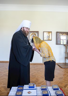 Митрополит Игнатий наградил сотрудниц Саратовского епархиального управления и СПДС юбилейными знаками
