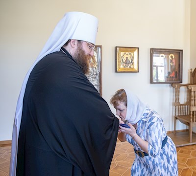 Митрополит Игнатий наградил сотрудниц Саратовского епархиального управления и СПДС юбилейными знаками