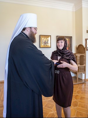 Митрополит Игнатий наградил сотрудниц Саратовского епархиального управления и СПДС юбилейными знаками