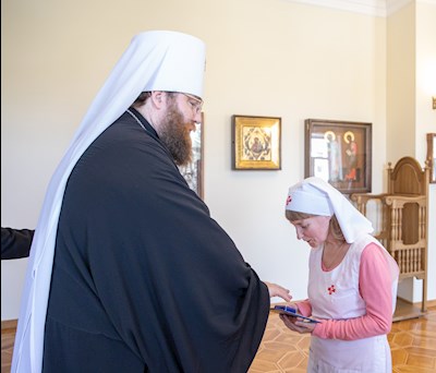 Митрополит Игнатий наградил сотрудниц Саратовского епархиального управления и СПДС юбилейными знаками
