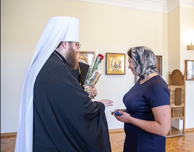 Митрополит Игнатий наградил сотрудниц Саратовского епархиального управления и СПДС юбилейными знаками