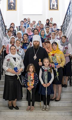 Митрополит Игнатий наградил сотрудниц Саратовского епархиального управления и СПДС юбилейными знаками