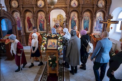Митрополит Игнатий совершил Божественную литургию в храме святых бессребреников и чудотворцев Космы и Дамиана г. Саратова
