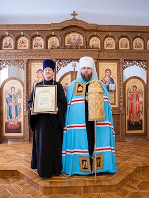 Митрополит Игнатий вручил Архиерейские грамоты сотрудникам епархиального управления