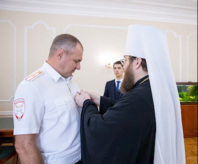 Митрополит Игнатий вручил награды сотрудникам ГИБДД