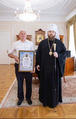 Митрополит Игнатий вручил награды сотрудникам ГИБДД