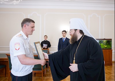 Митрополит Игнатий вручил награды сотрудникам ГИБДД