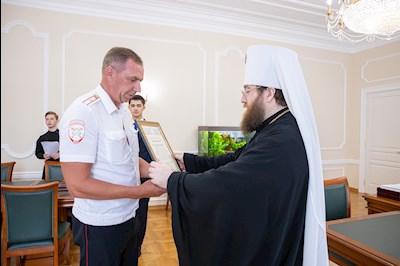 Митрополит Игнатий вручил награды сотрудникам ГИБДД