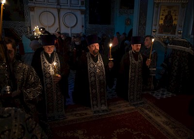 Митрополит Игнатий совершил Великое повечерие с чтением великого покаянного канона святого Андрея Критского в Свято-Духовском соборе г. Саратова