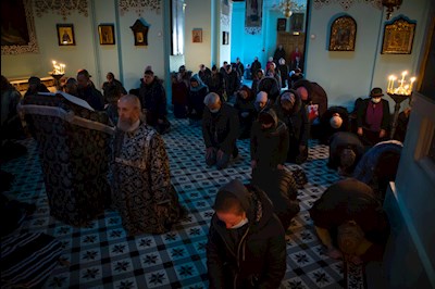 Митрополит Игнатий совершил Великое повечерие с чтением великого покаянного канона святого Андрея Критского в Свято-Духовском соборе г. Саратова