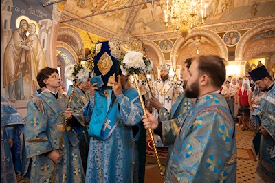 Божественная литургия в Свято-Троицком кафедральном соборе г. Саратова