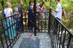 Учащихся воскресной школы Петропавловского храма познакомили с местами захоронения подвижников веры на Воскресенском кладбище
