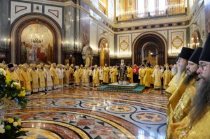 Митрополит Лонгин сослужил Святейшему Патриарху Кириллу на Литургии в Храме Христа Спасителя в годовщину его интронизации