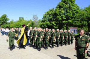 Священник принял участие в церемонии принятия военной присяги