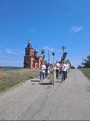 По Ягодной Поляне прошел крестный ход