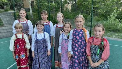 В «Солнечном» прошла веселая и красочная вечёрка