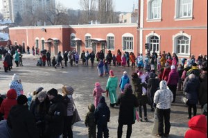 На традиционный зимний праздник в Покровском храме пригласили членов общества слепых и подопечных центра помощи семье и детям