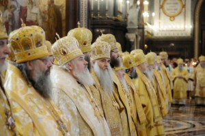 Митрополит Лонгин сослужил Святейшему Патриарху Кириллу на Литургии в Храме Христа Спасителя в годовщину его интронизации