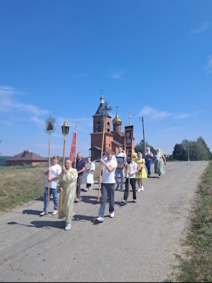 По Ягодной Поляне прошел крестный ход