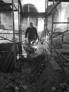 Волонтеры молодежных обществ приняли участие в восстановлении заброшенной церкви