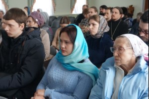 В собрании социальных работников храмов приняли участие активисты молодежного общества епархии