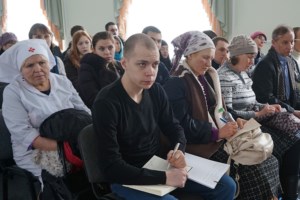 В собрании социальных работников храмов приняли участие активисты молодежного общества епархии