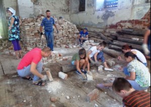 В селе Лох проходят добровольческие «субботники»