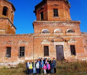Школьники посетили старинный храм в Новобурасском районе