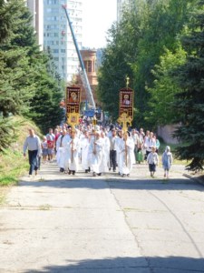 Крестный ход и освящение куполов и крестов Святых монастырских врат