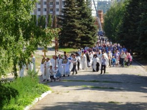 Крестный ход и освящение куполов и крестов Святых монастырских врат