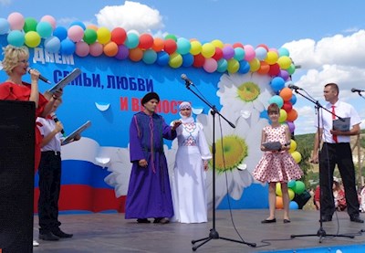 В селе Лох поздравили супружеские пары