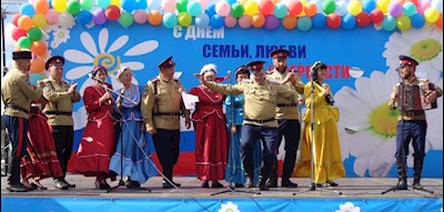 В селе Лох поздравили супружеские пары