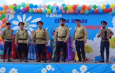 В селе Лох поздравили супружеские пары