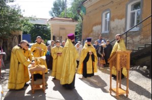 Освящены крест и купол храма в честь Страстей Господних (Киновия) г. Саратова