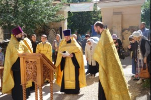 Освящены крест и купол храма в честь Страстей Господних (Киновия) г. Саратова