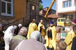 Освящены крест и купол храма в честь Страстей Господних (Киновия) г. Саратова