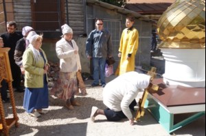 Освящены крест и купол храма в честь Страстей Господних (Киновия) г. Саратова