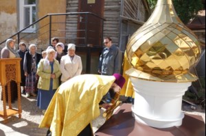 Освящены крест и купол храма в честь Страстей Господних (Киновия) г. Саратова