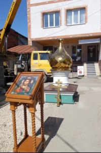 Освящены крест и купол храма в честь Страстей Господних (Киновия) г. Саратова