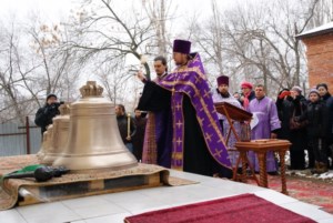 Совершен чин освящения колоколов храма, строящегося в Октябрьском ущелье Саратова