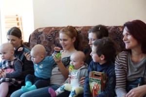Сестры Владимирского женского монастыря поздравили с Рождеством обитателей кризисного центра