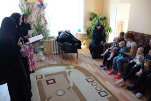 Сестры Владимирского женского монастыря поздравили с Рождеством обитателей кризисного центра