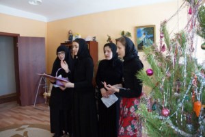 Сестры Владимирского женского монастыря поздравили с Рождеством обитателей кризисного центра