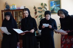 Сестры Владимирского женского монастыря поздравили с Рождеством обитателей кризисного центра