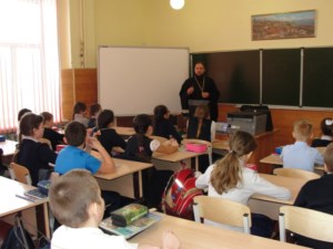 Священник рассказал школьникам об устройстве храма