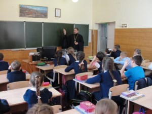 Священник рассказал школьникам об устройстве храма